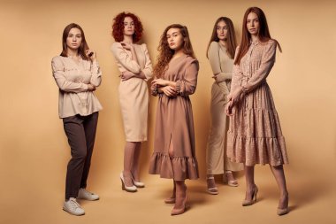 Genç Kendine Güvenen Moda Modelleri. Zarif, Şık Giyimli Kadınlar