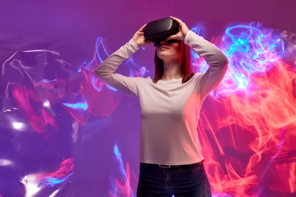 Femelle dans des lunettes sans fil modernes de réalité virtuelle sur fond 3D coloré — Photo