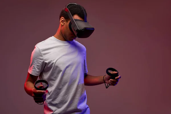 Fekete afro férfi használ vr headset, tapasztalt virtuális valóság, miközben videojáték — Stock Fotó
