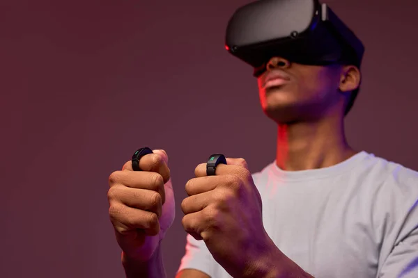 Afro américain garçon portant des lunettes de réalité virtuelle ou jouer à des jeux vidéo, isolé — Photo