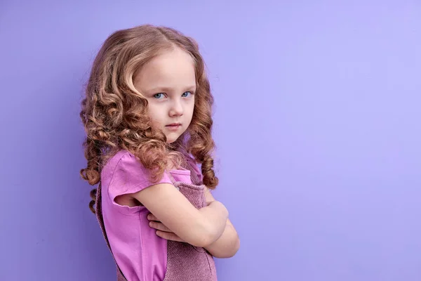 Graves niña pensativa pequeña mirada infeliz en la cámara, cansado niño preescolar molesto — Foto de Stock