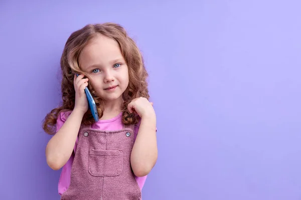 Pretty Child Girl Hablando por Teléfono Mirando Cámara, Coqueteando, Escuchando a Amigos Hablando — Foto de Stock