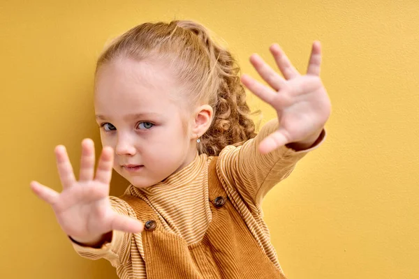 Bella caucasica bambina impaurita e terrorizzata dalla paura espressione stop gesto — Foto Stock