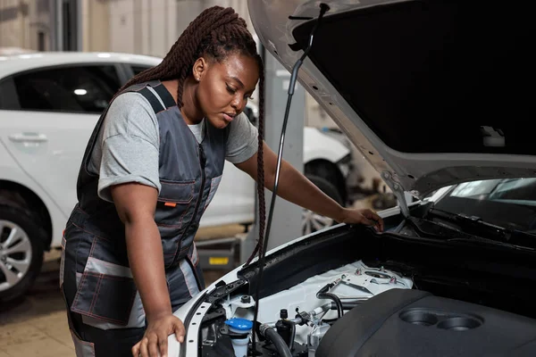 Moe van Afrikaanse auto monteur vrouw misverstand wat er mis is met de auto — Stockfoto