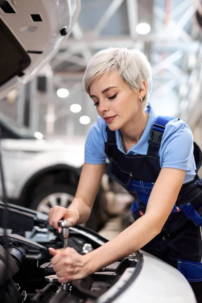 Technikerfrau, Die in Der Autogarage Arbeitet Stockbild - Bild von