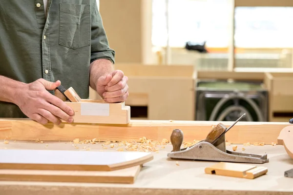 Marceneiro macho cortado trabalhar em carpintaria usando ferramentas. Homem é empresário de sucesso — Fotografia de Stock
