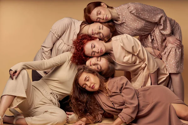 Grupo de calma ruiva amigos do sexo feminino deitado uns sobre os outros, isolado em estúdio — Fotografia de Stock