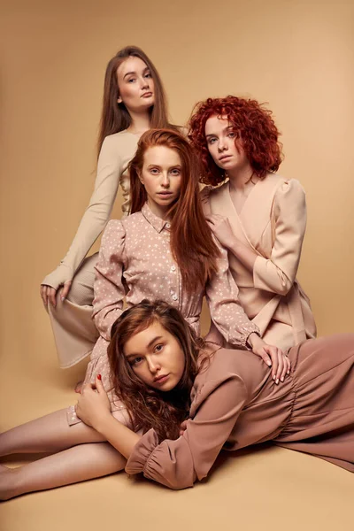 Magnifiques jeunes modèles féminins en robe à la mode isolés sur fond beige — Photo