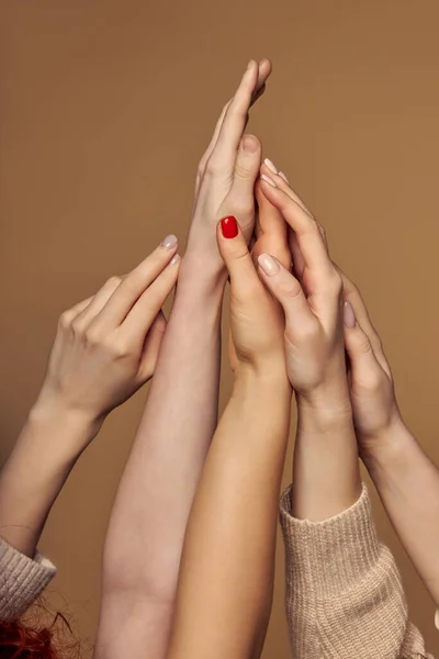 Muitas mãos femininas segurando palmas juntas, levantando as mãos para cima, foto de close-up — Fotografia de Stock