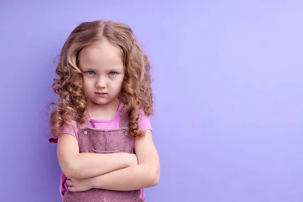 Menina criança perturbada olhando infeliz para a câmera, criança pré-escolar chateado cansado — Fotografia de Stock