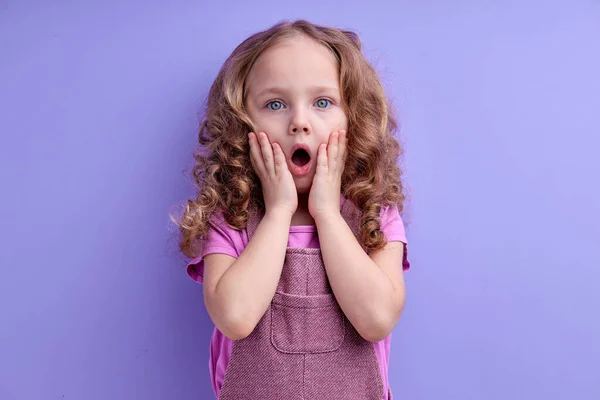 Foto av rädd chockad kaukasisk liten flicka stänga munnen förskräckt isolerad på lila — Stockfoto