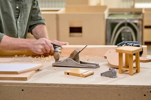 Carpinteiro macho cortado trabalha em carpintaria usando ferramentas. Homem é empresário de sucesso — Fotografia de Stock