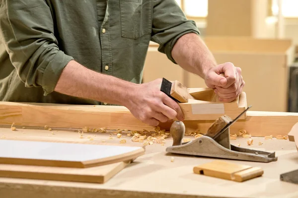 Marceneiro masculino irreconhecível trabalhar em carpintaria usando ferramentas. Homem é empresário de sucesso — Fotografia de Stock