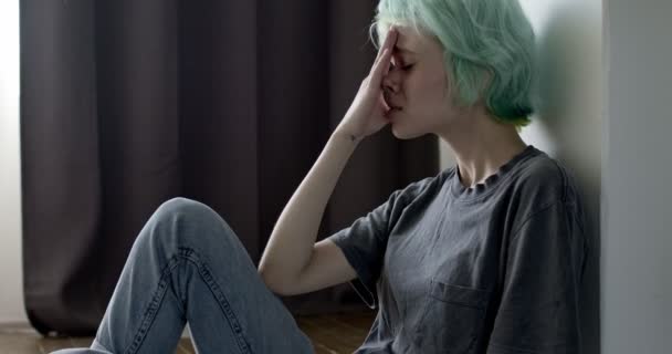 Ung kaukasiska kvinna ensam sa sitter på golvet hemma, har problem stress i livet — Stockvideo