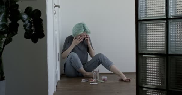 Depressive Frau mit suizidaler Depression will Selbstmord durch Überdosis begehen — Stockvideo