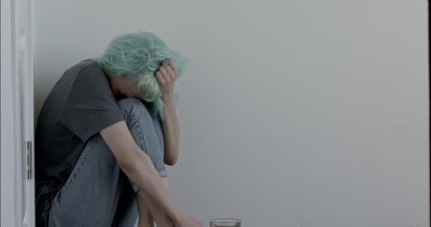 Mladá běloška osamělá sa sedí doma na podlaze, má problémy se stresem v životě — Stock video