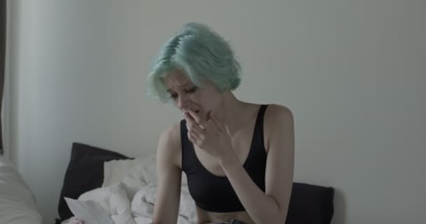 Djupt olycklig deprimerad kvinna liggande på sängen läser självmordsbrev, desperat. — Stockvideo