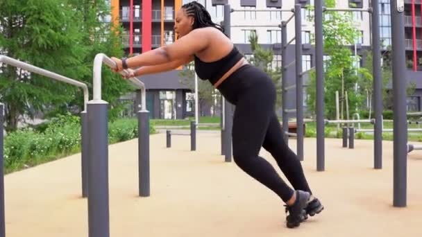 A túlsúlyos kövér nő lábgyakorlatokat végez. Fogyás, elhízás, sport, egészségügy — Stock videók