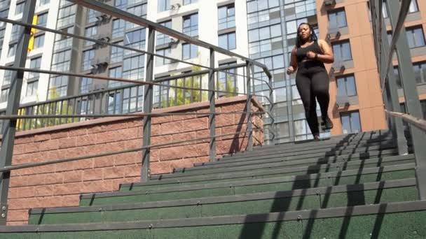 Desportivo mulher com sobrepeso atleta trabalhando fora correndo em escadas ao ar livre. — Vídeo de Stock