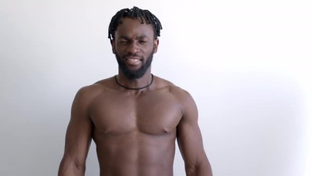 Stark ung afrikansk idrottsman visar händerna tränar visar stora muskler biceps — Stockvideo