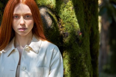 Ormanda egzotik bitkilerle çevrili kendine güvenen bir kadın model.