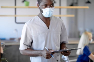 Afro-Amerikalı doktor hastanedeki COVID vakalarının geçmişini yazdı.