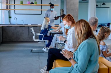 Coronavirüs 'e karşı aşı bekleyen hastalara yan görüş, Akıllı Telefon Kullan