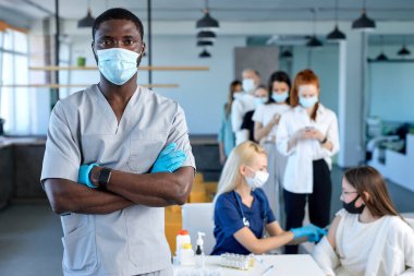 Tehlikeli viral hastalıklara karşı aşı sırasında Afrikalı erkek doktorun portresi