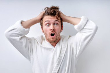 Bornozlu sakallı genç adamın portresi. Şokta ağzı ve gözleri açıldı, şaşırdı.