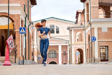 Dişi koşuyor, koşuyor. Motivasyon, yaşama elverişli. Sağlıklı güzel bayan koşusu.