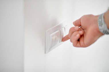 Erkek parmağının kapatılması, evdeki aydınlatma düğmesini kapatmaktır. Güç, Enerji