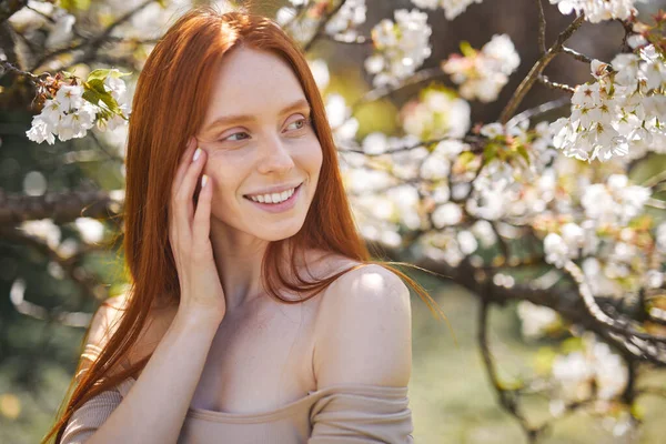 Redhead caucasian white woman posing outdoor, lifestyle portrait in spring park — Stock Photo, Image