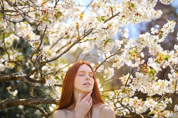 可愛い官能的な女性のタッチ肌,春の花の木にポーズ,スペースをコピー — ストック写真