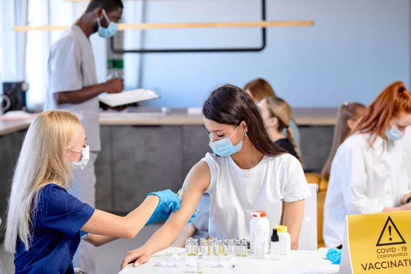 Begreppet massvaccinering. Massvaccinering. Kvinnlig läkare som gör vaccinspruta — Stockfoto