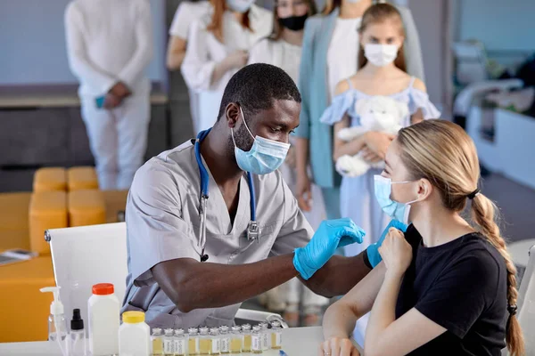 Vacinação contra o coronavírus. .. Médico negro macho injeta a vacina contra a gripe — Fotografia de Stock