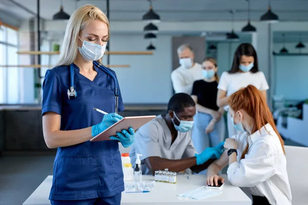 Médica no trabalho, início da vacinação em massa mundial para o coronavírus — Fotografia de Stock