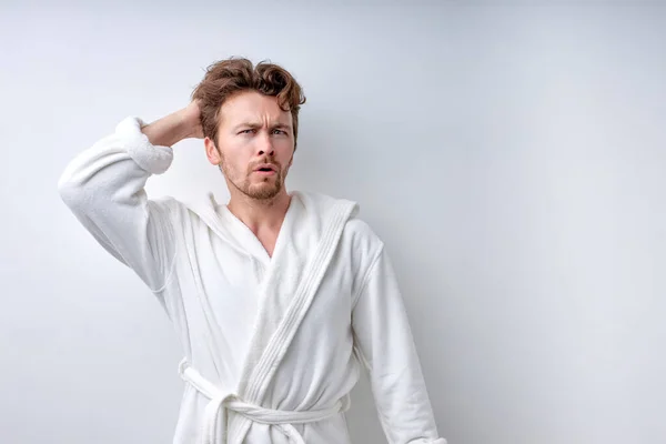 Tvivlar missnöjd man på en förlust, missförstånd kille i badrock isolerad på vit — Stockfoto