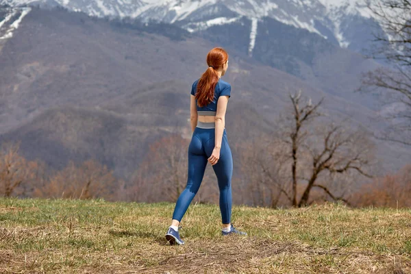 Kvinnliga löpare andas efter att ha sprungit i naturen. Sportkvinna tar paus — Stockfoto