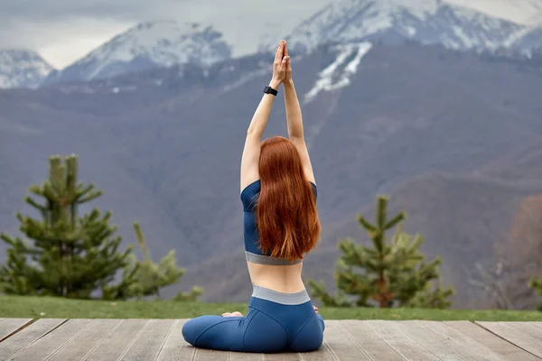 Спортивная красивая женщина медитирует в позе лотоса на открытом воздухе. Расслабление женщины — стоковое фото