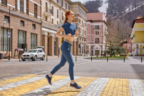 Γυναίκα τρέχει στο αστικό δρόμο της πόλης φόντο, Ενεργό σπορ καυκάσιος γυναίκα κατά τη διάρκεια προπόνηση — Φωτογραφία Αρχείου