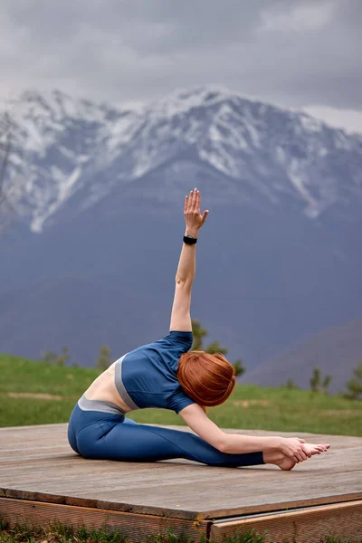Fit красивая рыжая женщина yoga в леггинсах и спортивном топе практикует упражнения yoga — стоковое фото