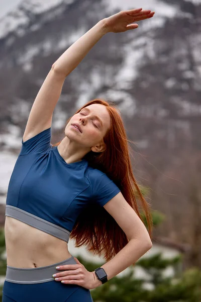 運動前に体を伸ばし、手を上げてスポーツウェアを着たアスレチック女性 — ストック写真