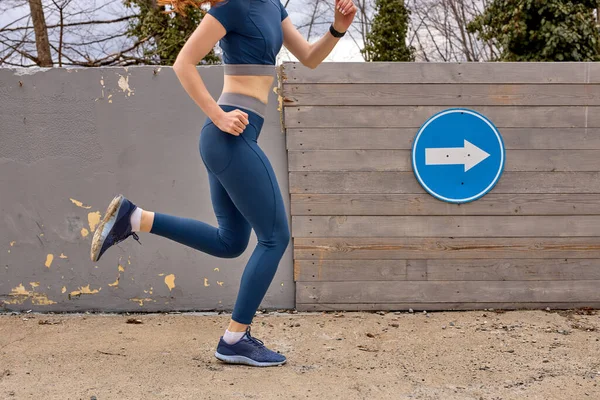 Een gezonde levensstijl. Fit vrouw hebben fitnessdag en hardlopen in stedelijke gebied overdag — Stockfoto