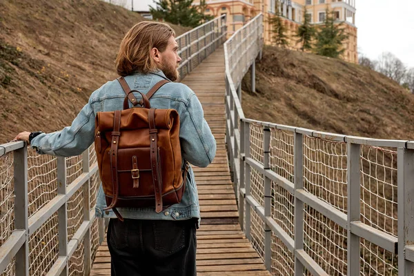 Hipster άνθρωπος εξερεύνηση της φύσης στην ύπαιθρο, περπατώντας κατά μήκος της γέφυρας — Φωτογραφία Αρχείου