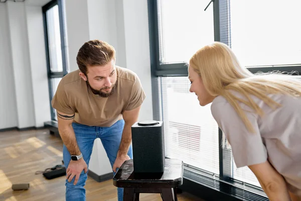 Altoparlante audio intelligente. assistente vocale aiutante a casa utilizzato dalla coppia di famiglia a casa, ascolto — Foto Stock