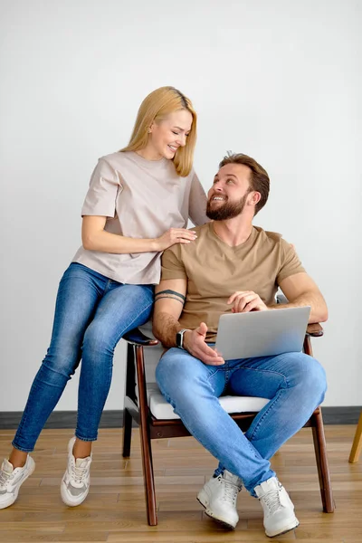 Νίκαια καυκάσιος ζευγάρι έχουν σε απευθείας σύνδεση επικοινωνία με τους φίλους για τους συγγενείς, χρήση φορητού υπολογιστή — Φωτογραφία Αρχείου