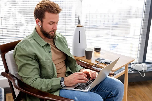 Selbstbewusste kaukasische männliche Arbeit mit Laptop am Computerbildschirm, Online-Lernen — Stockfoto