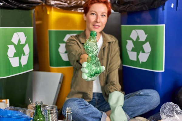 Lixo feminino de triagem. Ruiva eco-friendly feminino resíduos separados e jogar lixo — Fotografia de Stock