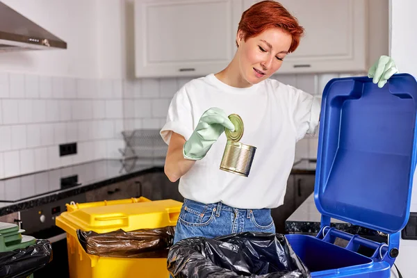 Kızıl saçlı kadın temizlik yaparken gündelik kıyafetlerle çöpleri ayırıyor. Temizlik kavramı — Stok fotoğraf