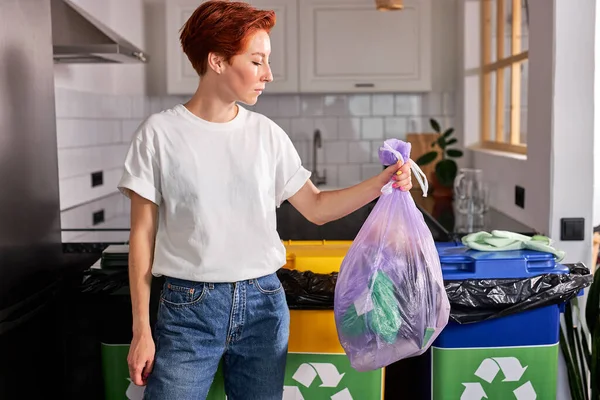 Riciclaggio, raccolta differenziata dei rifiuti e concetto di sostenibilità. giovane donna gettare vestiti — Foto Stock